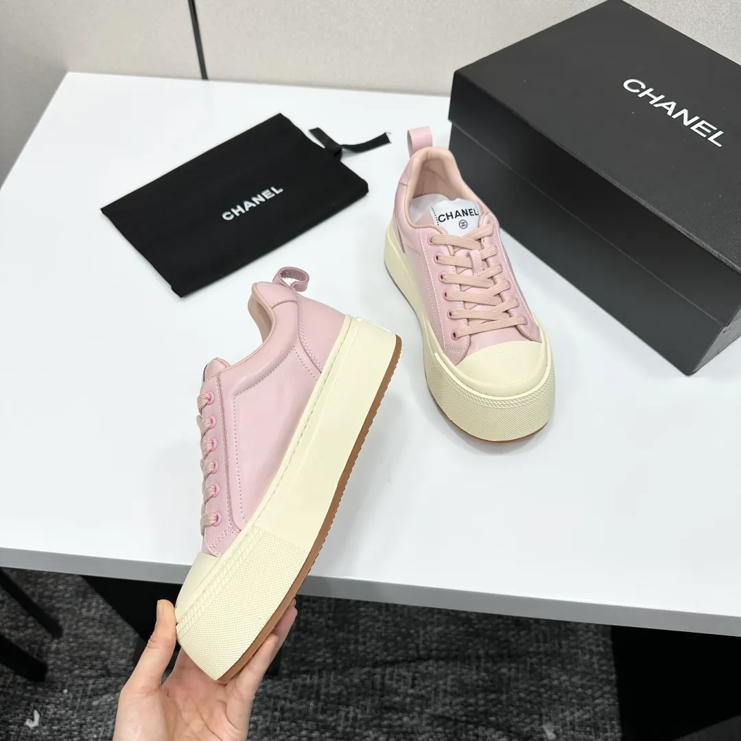 👟👟Ex-factory price 560👟👟Chanel Panda Shoes! 2025 counter's top casual sports shoes. This classic design; the upper is electro-embroidered with a variety of techniques; the outsole is fashionable and sporty; the unusual inclusion of a variety of color matching elements... The diversified mix and match is very good-looking and versatile, and can be used for leisure, fashion, sports, and outdoor... ꫛꫀꪝ Go➫ Materials: ❶Upper made of: original imported first-layer silk cowhide + original waterproof cloth + original first-layer cowhide ❷Inner lining: Breathable mesh ❸ Outsole based on: original TPU combination outsole, full set of boutique packaging for women 35–41